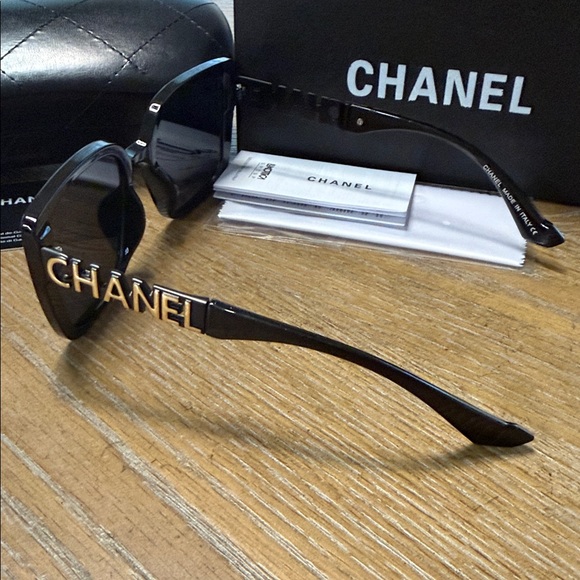 CHANEL Black & Gold Oversized Sunglasses - Picture 4 of 5